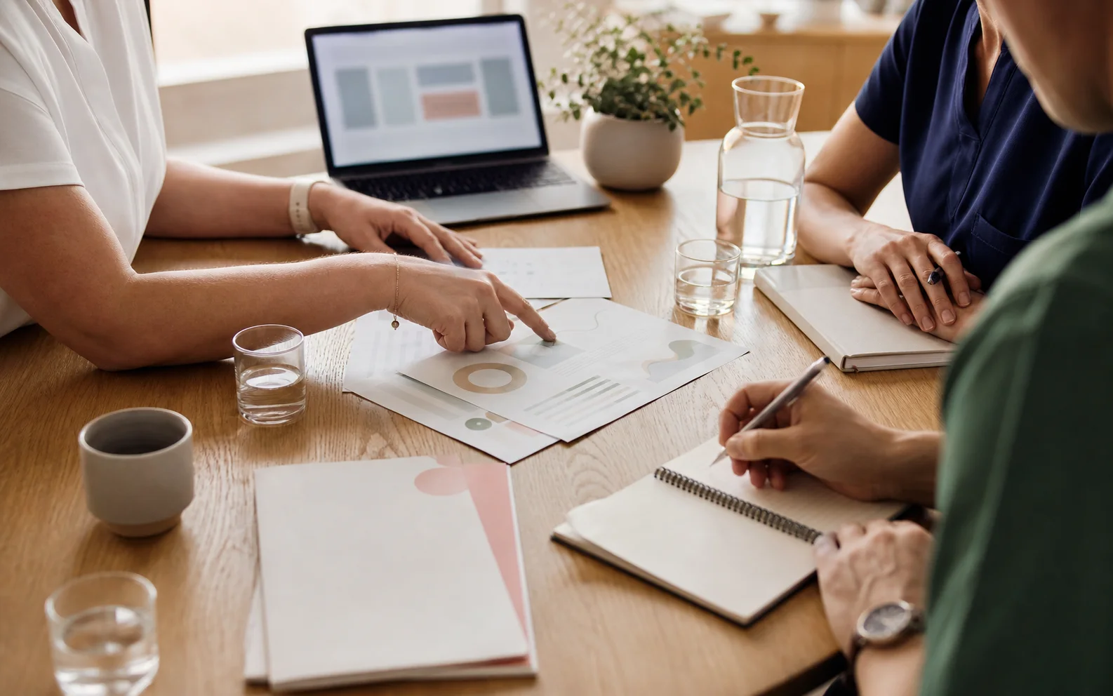 Vårdteam som arbetar tillsammans med en individuell plan vid ett bord